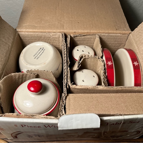 -5 Piece "WINTER WISHES"  Boxed Table Set ~ Napkin, S&P, Creamer, Sugar - Picture 4 of 14